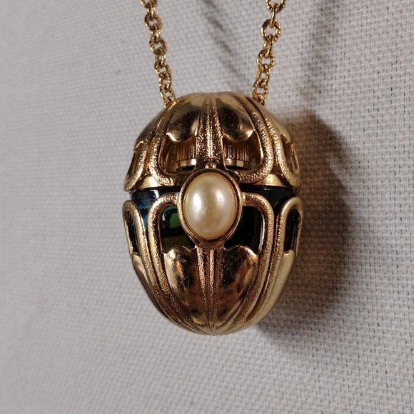 Jewelry - Vintage Perfume Necklace